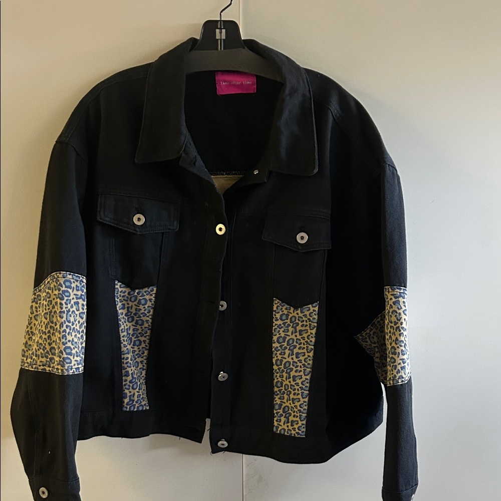 Chic Black Women's Jean Jacket with Leopard Accents